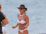 Britney Spears na plaży w białym bikini